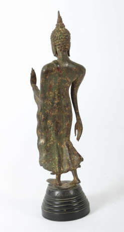 Schreitender Buddha Thailand, 18./19. Jh., Bronze,… - photo 3