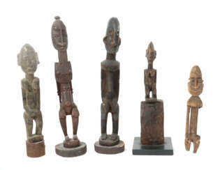 Fünf figürliche Schnitzarbeiten der Dogon Mali, au…