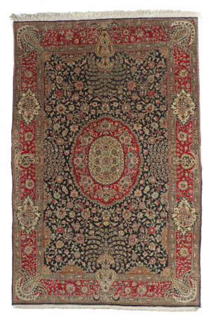 Seiden-Qom Medaillonteppich mit Vasenmotiven Zentr… - photo 1
