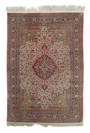 Seiden-Qom Medaillonteppich Zentralpersien, um 197… - photo 1