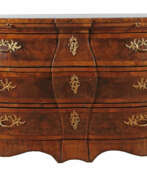 Furniture. Bombierte Barockkommode 18. Jh., Nussbaummaser fur…