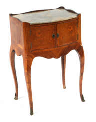 Louis XV-Beistellschränkchen 18. Jh., geschweifte …