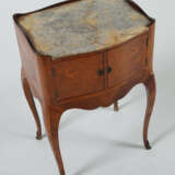 Louis XV-Beistellschränkchen 18. Jh., geschweifte … - photo 2