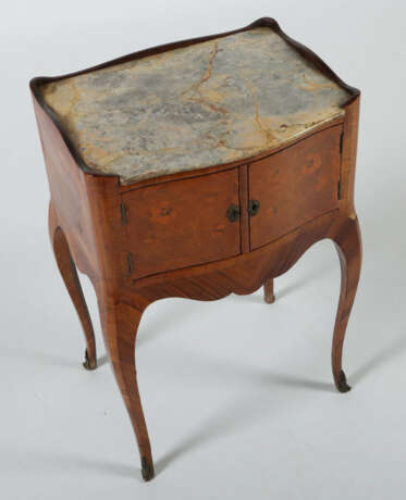 Louis XV-Beistellschränkchen 18. Jh., geschweifte … - photo 2
