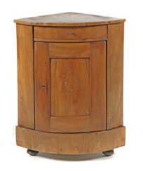 Biedermeier-Eckschränkchen um 1820/30, Nussbaum fu…