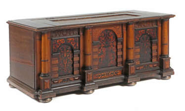 Ulmer Sitzbank-Truhe mit Rundbogenfeldern 19. Jh.,…