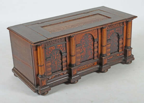 Ulmer Sitzbank-Truhe mit Rundbogenfeldern 19. Jh.,… - photo 2