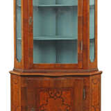 Eckvitrine 19. Jh., Nussbaum u. a. furniert, eintü… - photo 1