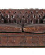 Meubles. Chesterfield-Sofa Mitte 20. Jh., Zweisitzer-Sofa, …