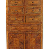 Eckschrank 20. Jh., angefertigt aus antiken Schran… - photo 1