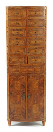 Eckschrank 20. Jh., angefertigt aus antiken Schran… - photo 1