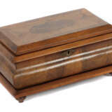 Kleine Nussbaum-Schatulle 19. Jh., im Profil gesch… - photo 1