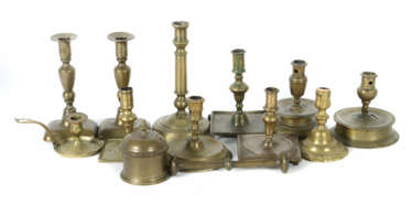 Sammlung von 11 Kerzenleuchtern 18./19. Jh., Bronz…