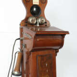 Wandtelefon Anfang 20. Jh., Konstruktion aus Holz … - фото 2