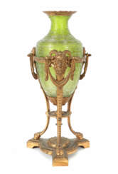 Vase im Empiregestell Um 1900, der sich nach unten…
