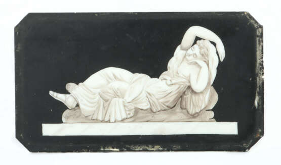 Glasplatte mit liegender Dame 19./20. Jh., Milchgl… - фото 1