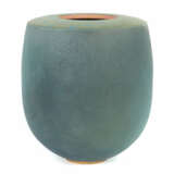 Blaue Keramikvase mit kleinen Quadraten 1991, beig… - photo 1