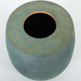 Blaue Keramikvase mit kleinen Quadraten 1991, beig… - photo 2