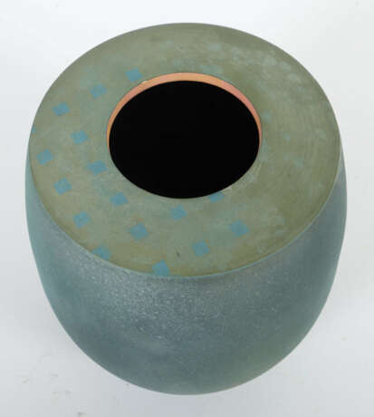 Blaue Keramikvase mit kleinen Quadraten 1991, beig… - photo 2