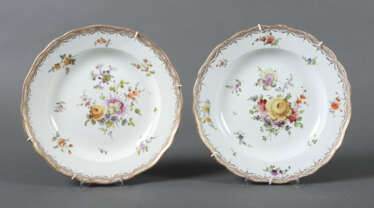 2 goldstaffierte (Wand-)Teller mit Blumenmalerei M…