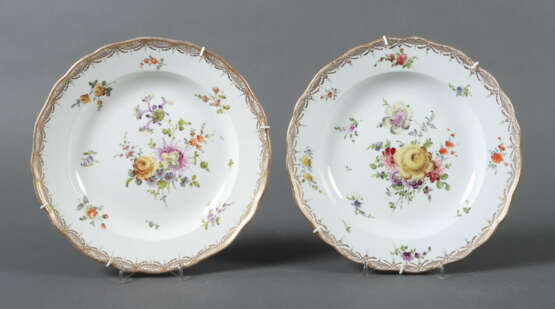 2 goldstaffierte (Wand-)Teller mit Blumenmalerei M… - фото 1