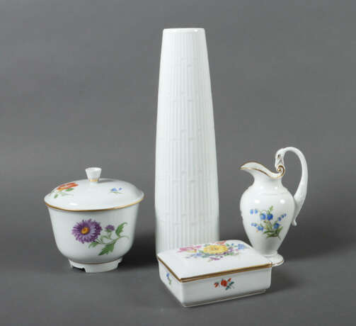 4 Porzellanteile Meissen, 1x 1850-1924 und 3x 1957… - photo 1