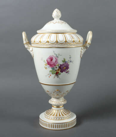 ''Weimarer Deckelvase'' mit Blumenbouquets KPM, Be… - Foto 1