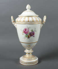 ''Weimarer Deckelvase'' mit Blumenbouquets KPM, Be…