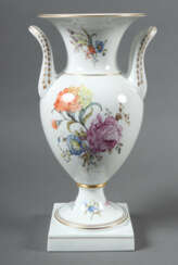 Henkelvase mit Blumendekor Ludwigsburg, nach 1948,…