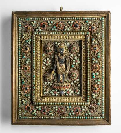 Teils vergoldete Relieftafel aus Kupfer mit Bodhisattva mit prächtigem Steinbesatz - Foto 1