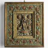 Teils vergoldete Relieftafel aus Kupfer mit Bodhisattva mit prächtigem Steinbesatz - Foto 1