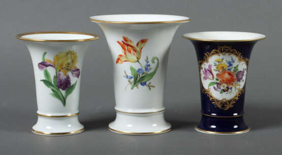 3 Trompetenvasen mit Blumenmalerei Meissen, nach 1… - photo 1