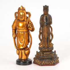 2 chinesische Holzfiguren.