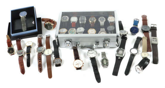 Konvolut Herrenarmbanduhren modern, best. aus 31 H… - Foto 1