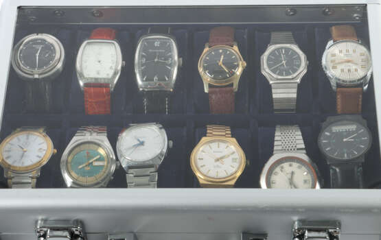 Konvolut Herrenarmbanduhren modern, best. aus 31 H… - Foto 2