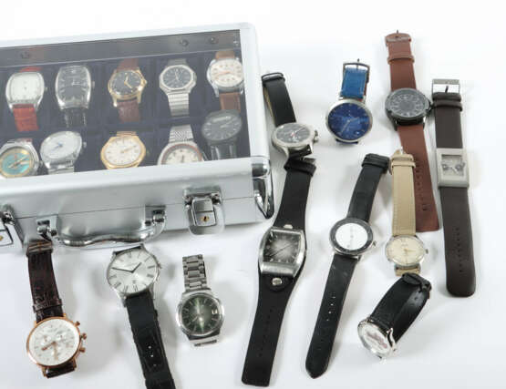 Konvolut Herrenarmbanduhren modern, best. aus 31 H… - Foto 4