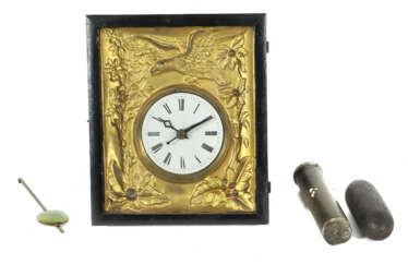 Rahmenuhr mit Adlerfigur Schwarzwald, 19. Jh., Ema…