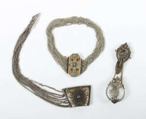Trachtenschmuck und Fläschchen Um 1890, best. aus …