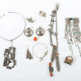 Konvolut Schmuck 20. Jh., best. aus 2 Halsketten, … - photo 1