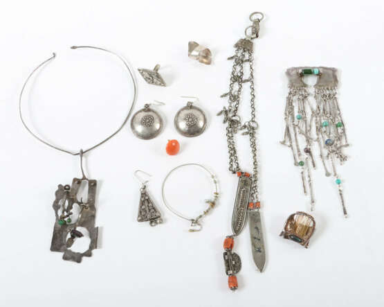Konvolut Schmuck 20. Jh., best. aus 2 Halsketten, … - photo 1