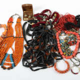 Konvolut ethnologischer Schmuck 20. Jh., best. aus… - photo 1