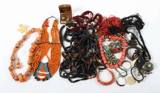 Konvolut ethnologischer Schmuck 20. Jh., best. aus… - photo 1