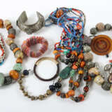 Konvolut ethnologischer Schmuck 20. Jh., best. aus… - photo 1