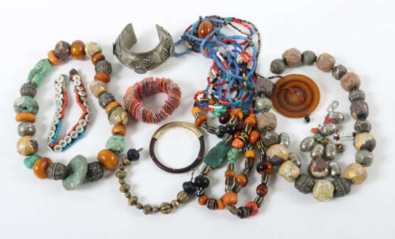 Konvolut ethnologischer Schmuck 20. Jh., best. aus… - photo 1