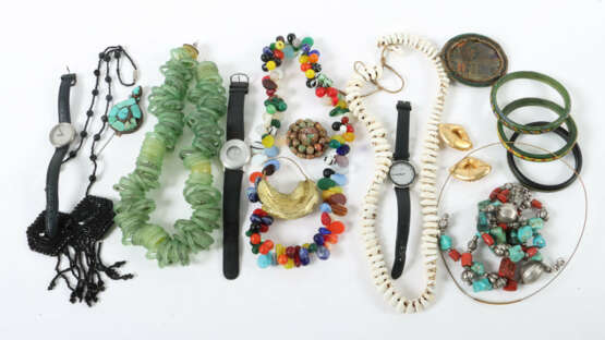 Konvolut Schmuck 20. Jh., best. aus mehreren Kett… - фото 1