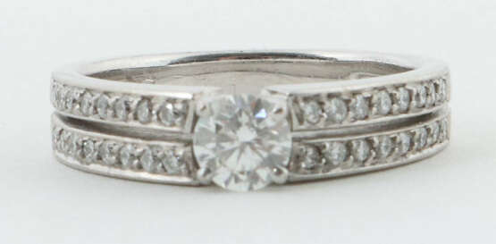 Ring mit Diamanten modern, Weißgold 750, punziert,… - photo 1