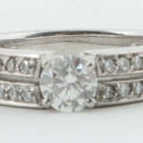 Ring mit Diamanten modern, Weißgold 750, punziert,… - photo 1