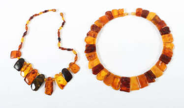 2 Bernsteincolliers modern, 2 variierende Colliers…