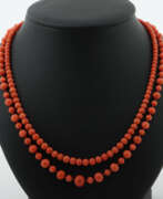 Schmuck. 2 Korallenketten modern, mehrere Korallen-Perlen i…