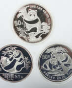 Auszeichnungen. Sammlung von 3 Panda-Silbermünzen China, 1987/88/8…